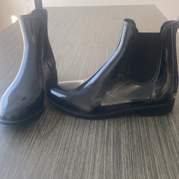 Lauren Ralph Lauren Black Ankle Boots/Rain - Picture 2 of 5